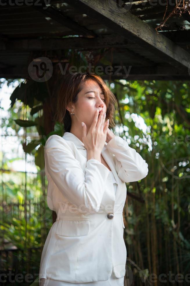 joven empresaria estirándose y bostezando foto