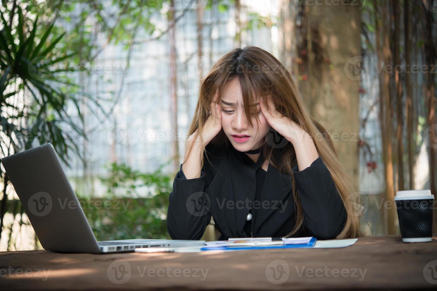 Retrato de una mujer de negocios estresada en su lugar de trabajo foto