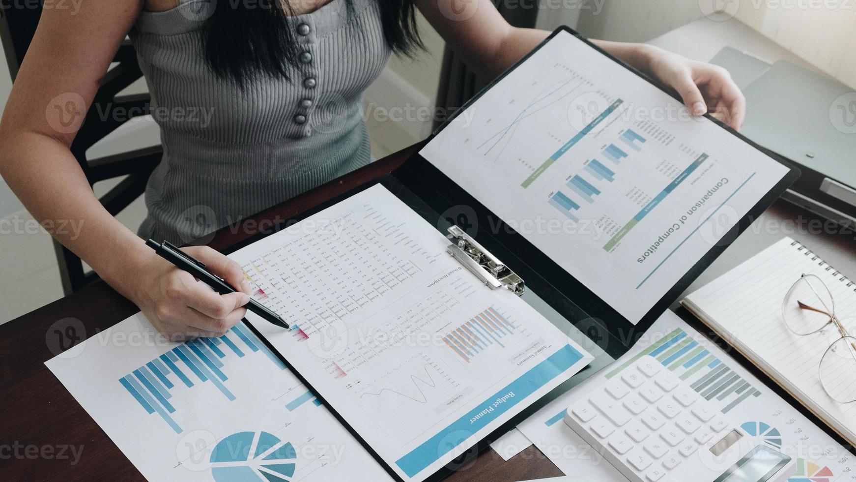 mujer de negocios trabajando en finanzas foto