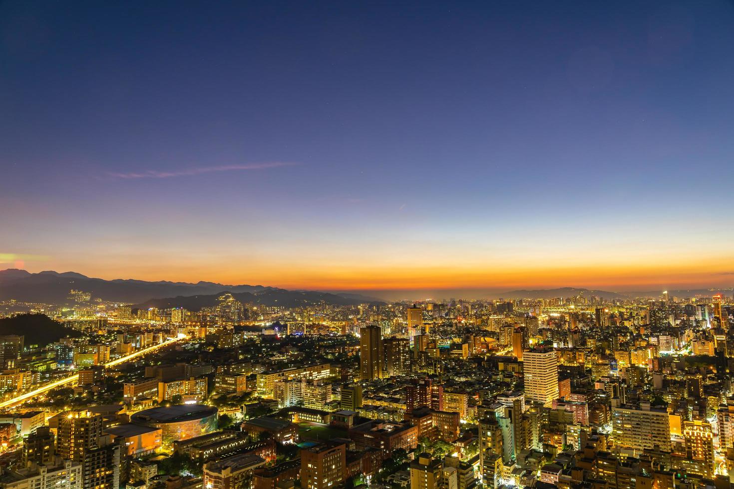 paisaje urbano de taipei, taiwán, por la noche foto