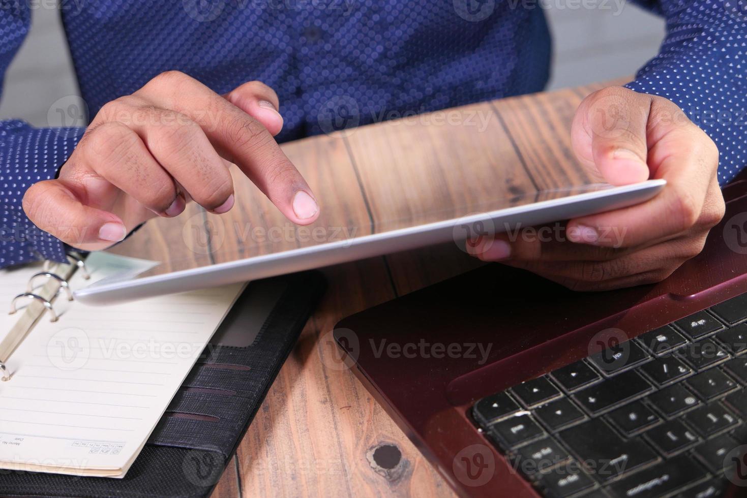 hombre usando tableta en el escritorio foto