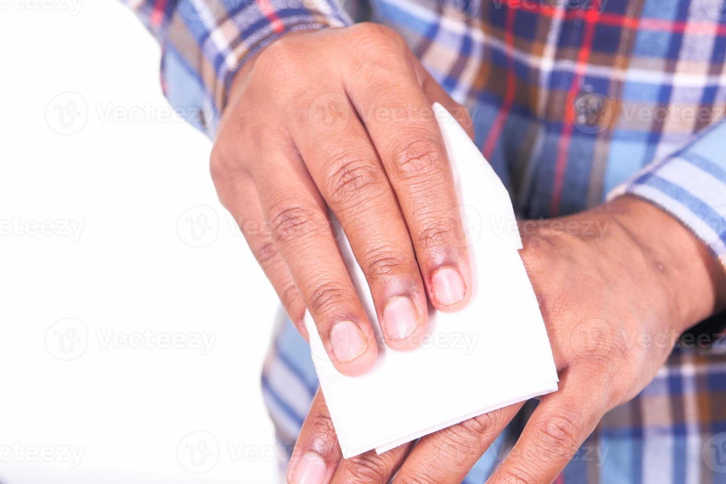 desinfectar las manos con una toallita húmeda foto
