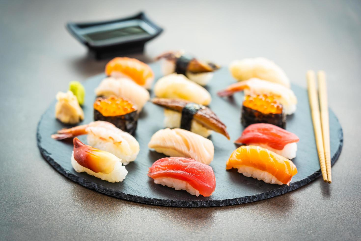 sushi nigiri con salmón, atún, camarones, langostinos, anguila, concha y otros sashimi foto