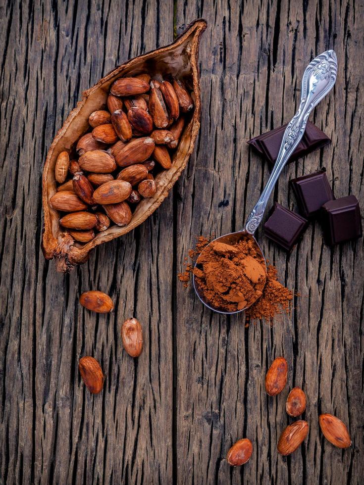 granos de cacao en una mesa rústica foto