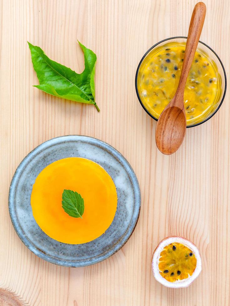 tarta de queso de maracuyá con menta fresca foto