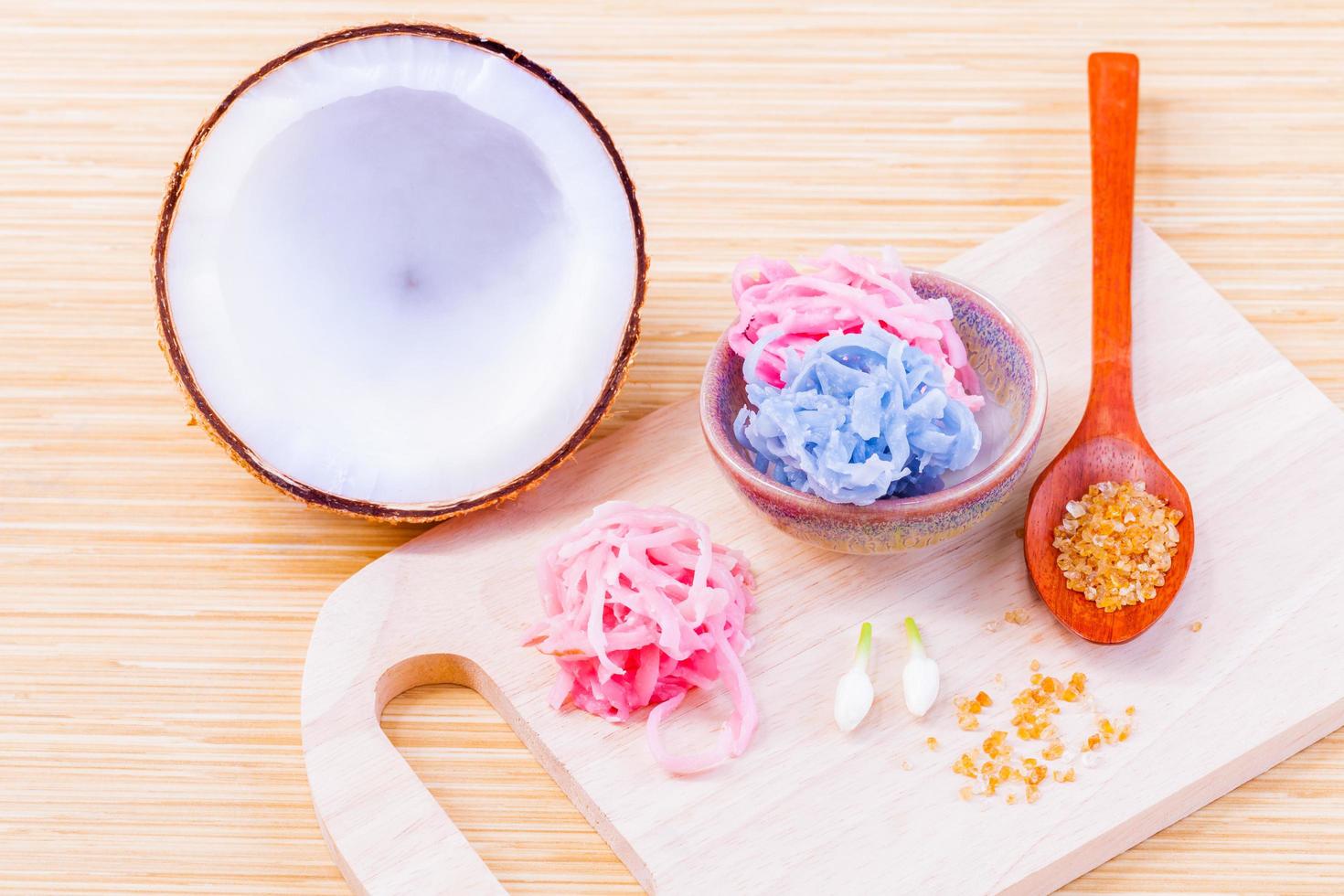 postre de coco en una tabla de cortar foto