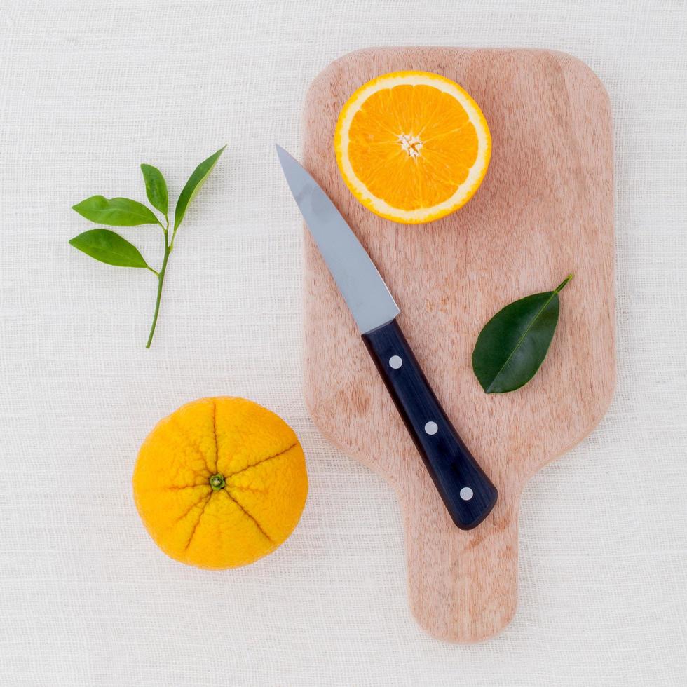 rodajas de naranja sobre una tabla de cortar foto