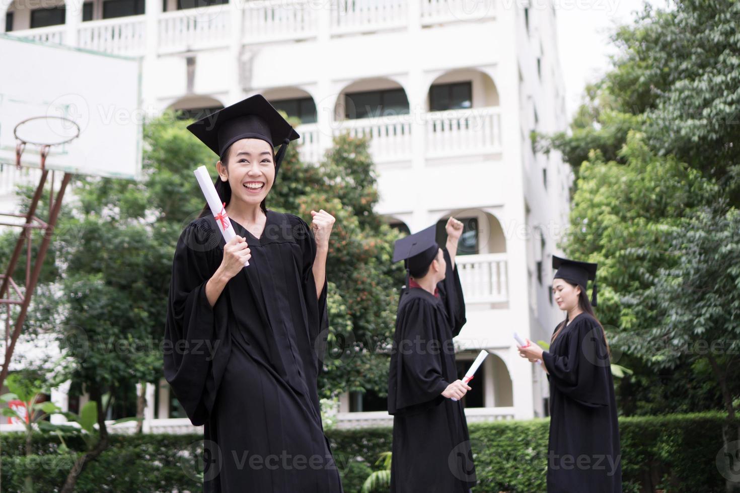 retrato de diversos estudiantes internacionales graduados celebrando el éxito foto