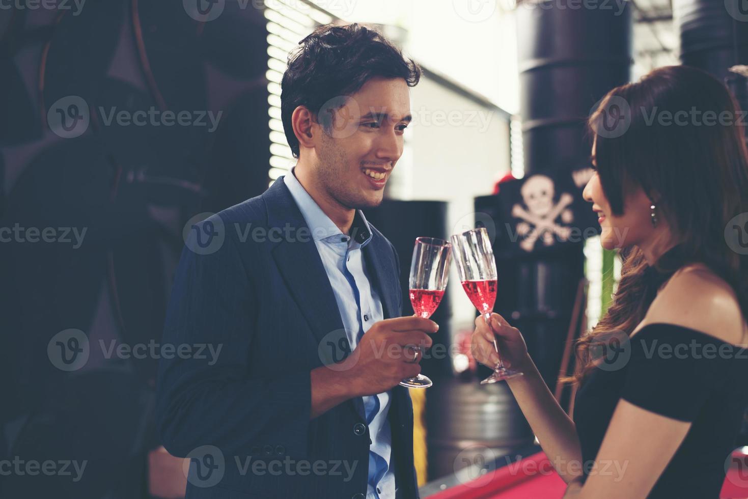 pareja de jóvenes empresarios con copas de champán foto