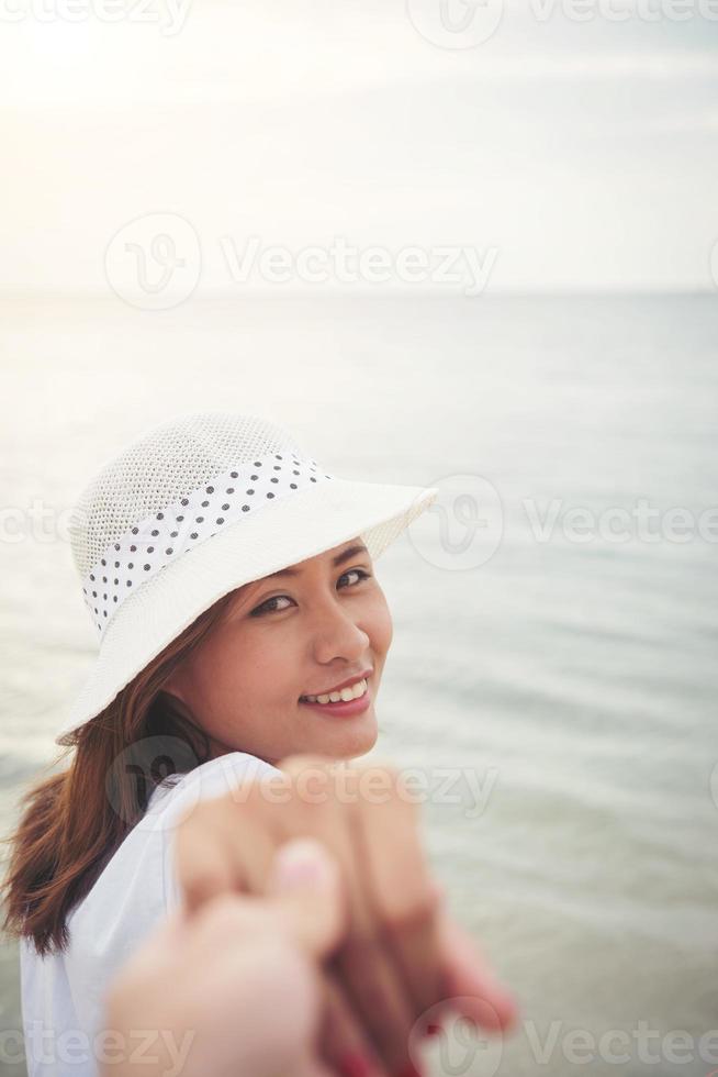 novia lleva a su novio a la playa foto