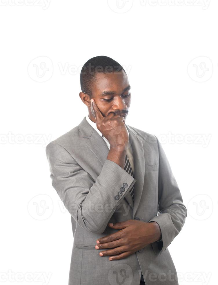 Retrato de un joven empresario pensando aislado sobre fondo blanco. foto