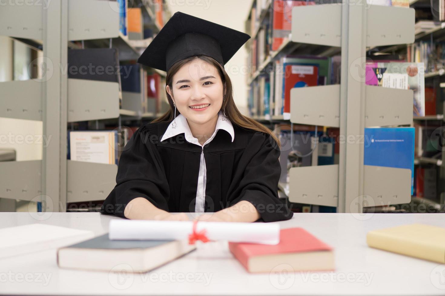 estudiante graduado feliz sosteniendo un diploma en la mano foto