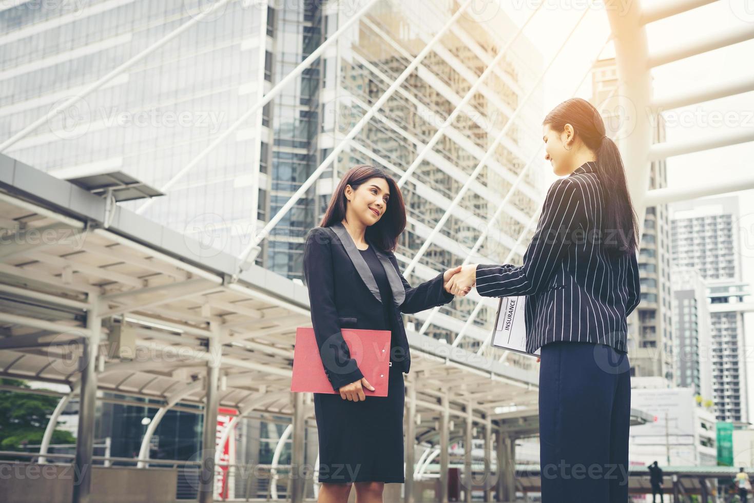 mujer de negocios dándose la mano foto