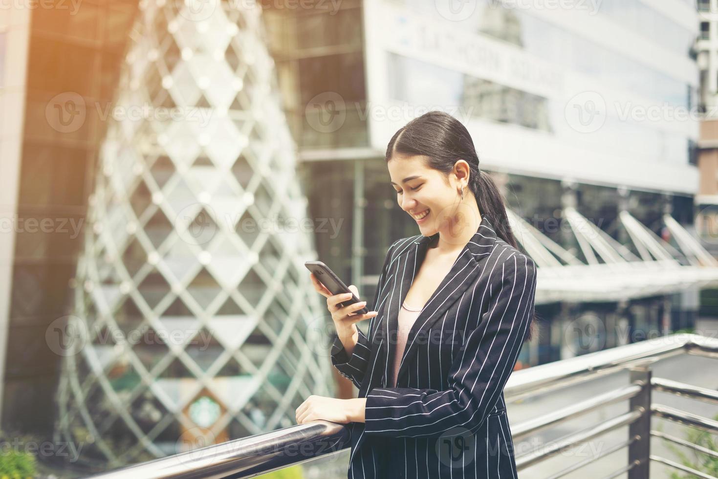 joven empresaria asiática con teléfono inteligente móvil foto