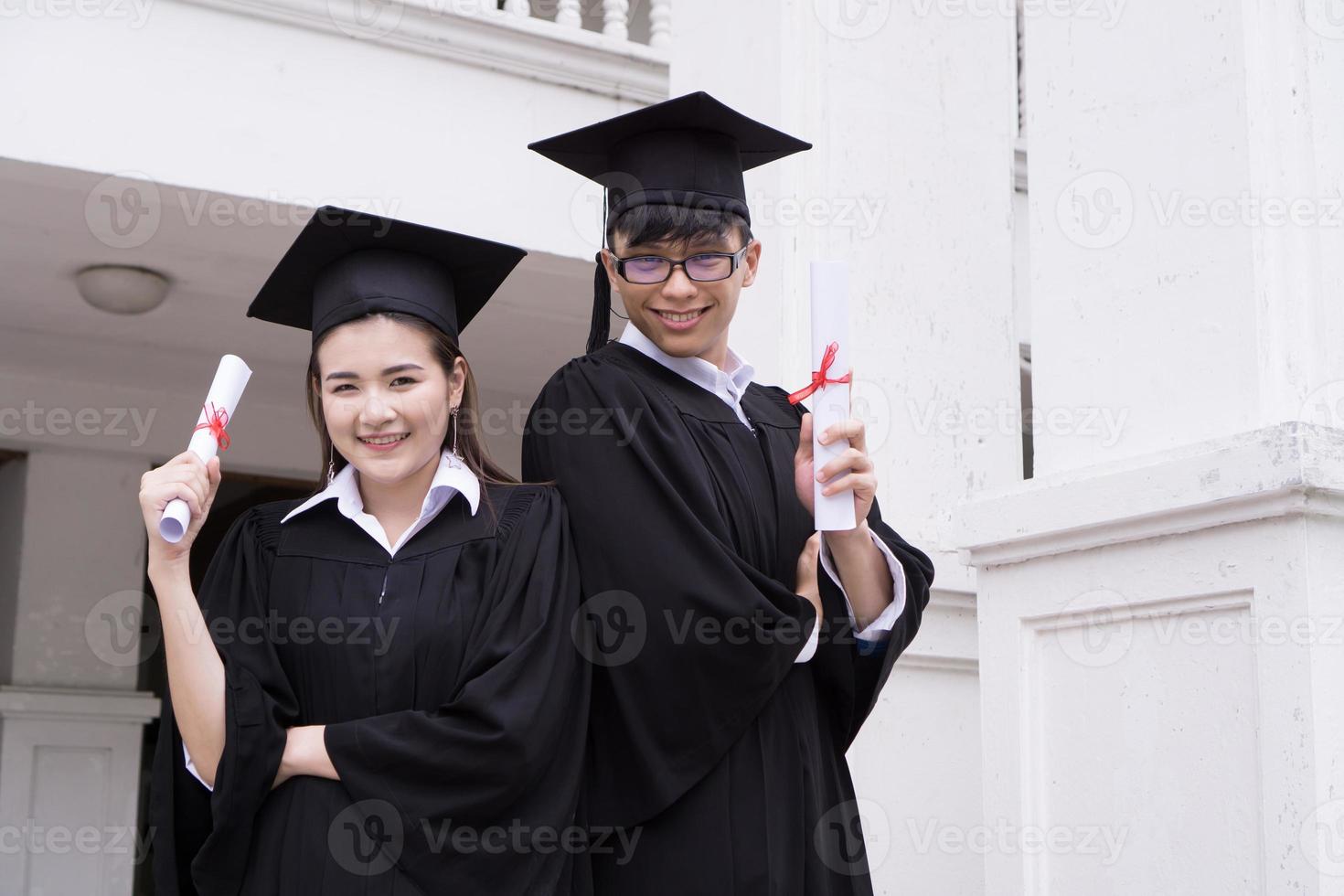 retrato de diversos estudiantes internacionales graduados celebrando el éxito foto