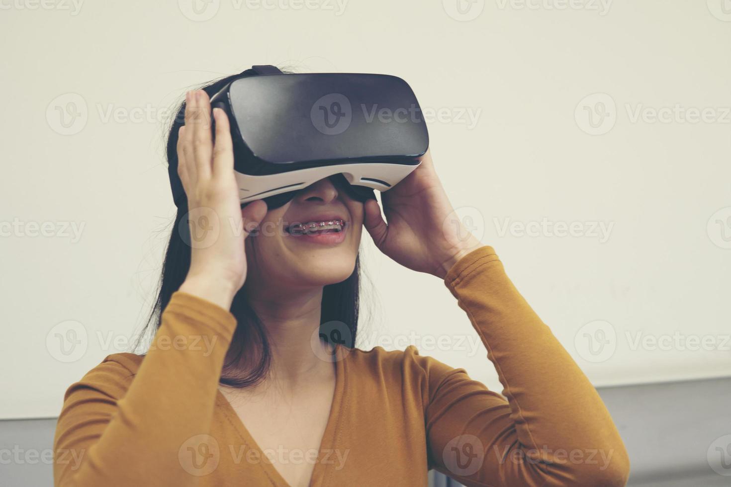 Retrato de joven mujer asiática con gafas de realidad virtual foto