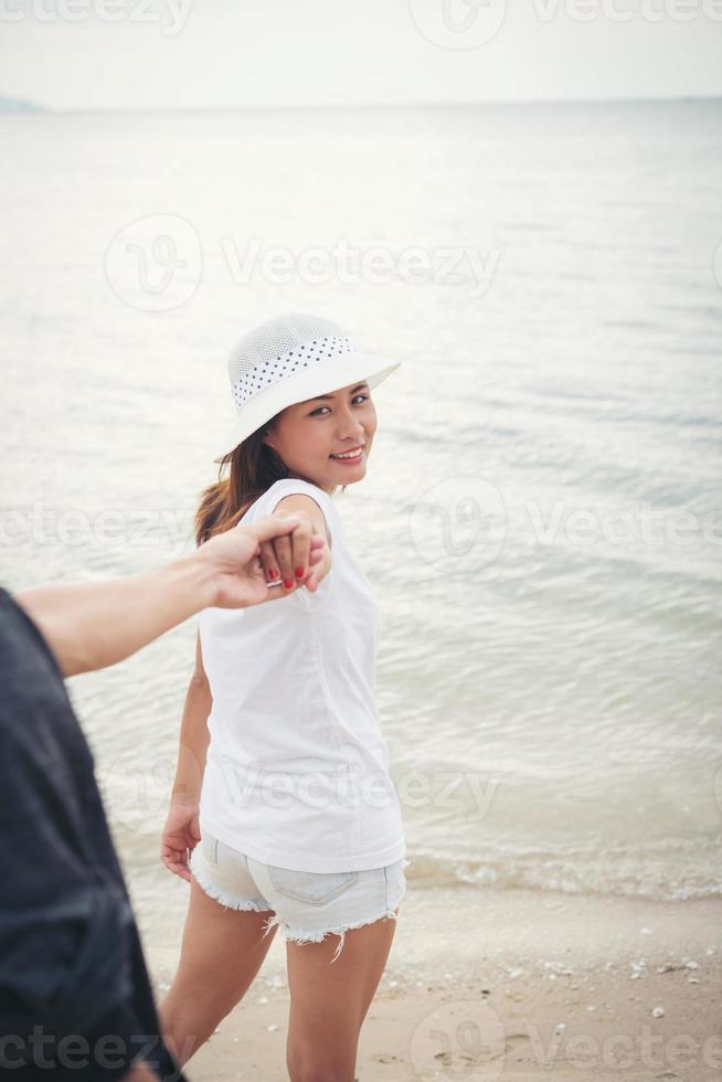 novia lleva a su novio a la playa foto