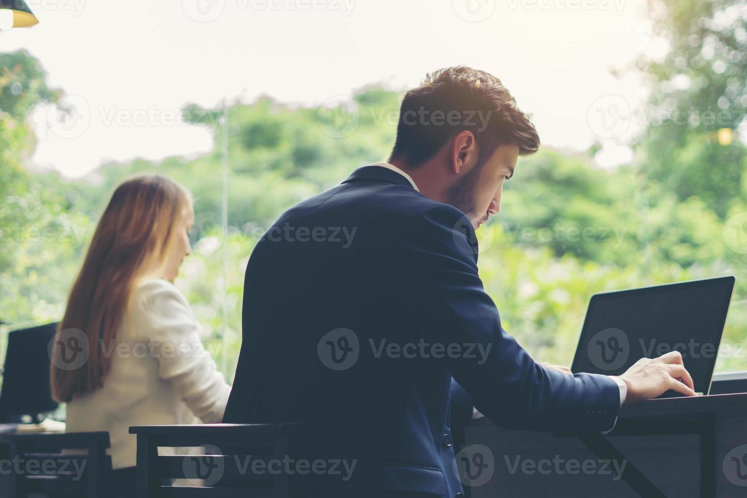 joven empresario trabajando en la computadora portátil en la oficina foto