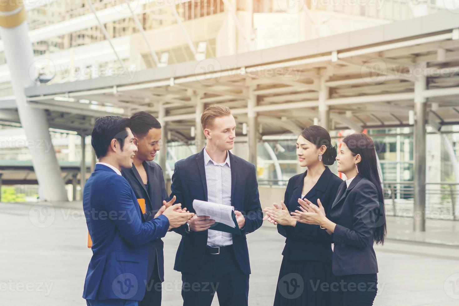 Retrato de un grupo de gente de negocios reunidos fuera foto