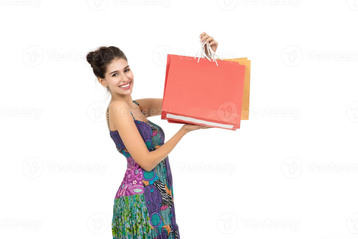 Hermosa joven sosteniendo bolsas de la compra sobre fondo blanco. foto
