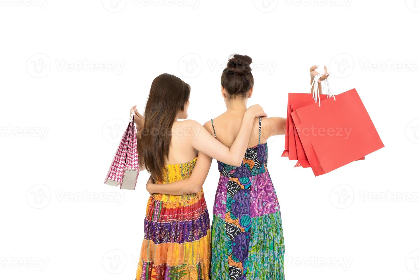 dos mujeres jóvenes, proceso de llevar, bolsas de compras, aislado, blanco, plano de fondo foto