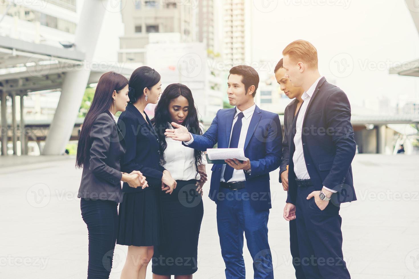 Retrato de un grupo de gente de negocios reunidos fuera foto