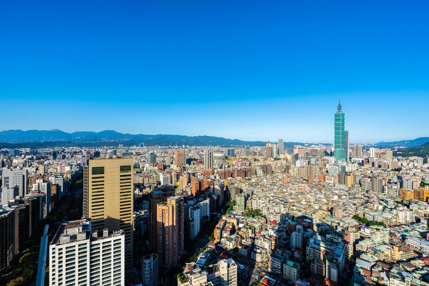 taipei 101 tower y el paisaje urbano de taipei, taiwán foto