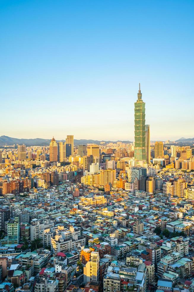 taipei 101 tower y el paisaje urbano de taipei, taiwán foto