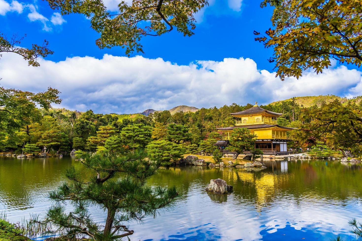 Templo Kinkakuji, o el pabellón dorado en Kioto, Japón foto