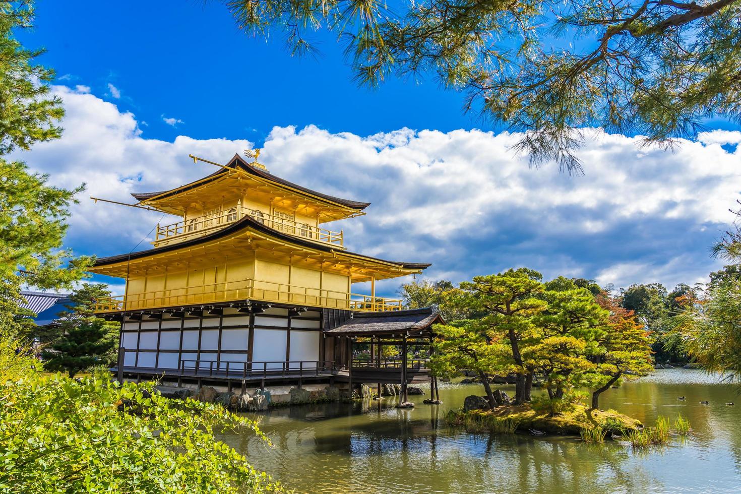 Templo Kinkakuji, o el pabellón dorado en Kioto, Japón foto