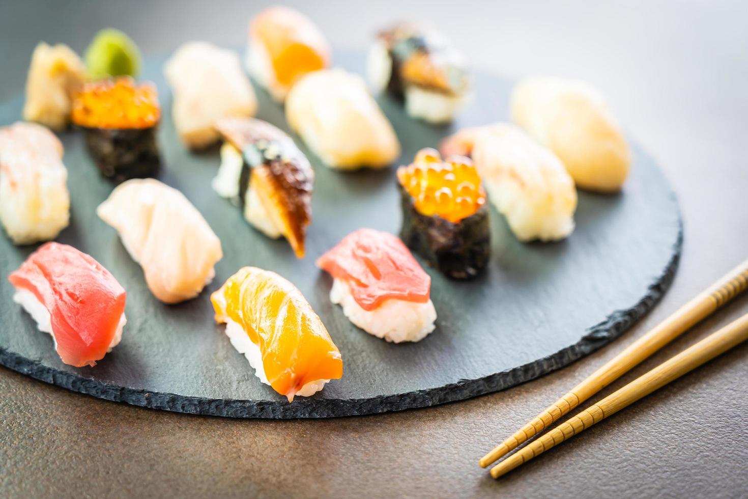 sushi nigiri con salmón, atún, camarones, langostinos, anguila, concha y otros sashimi foto