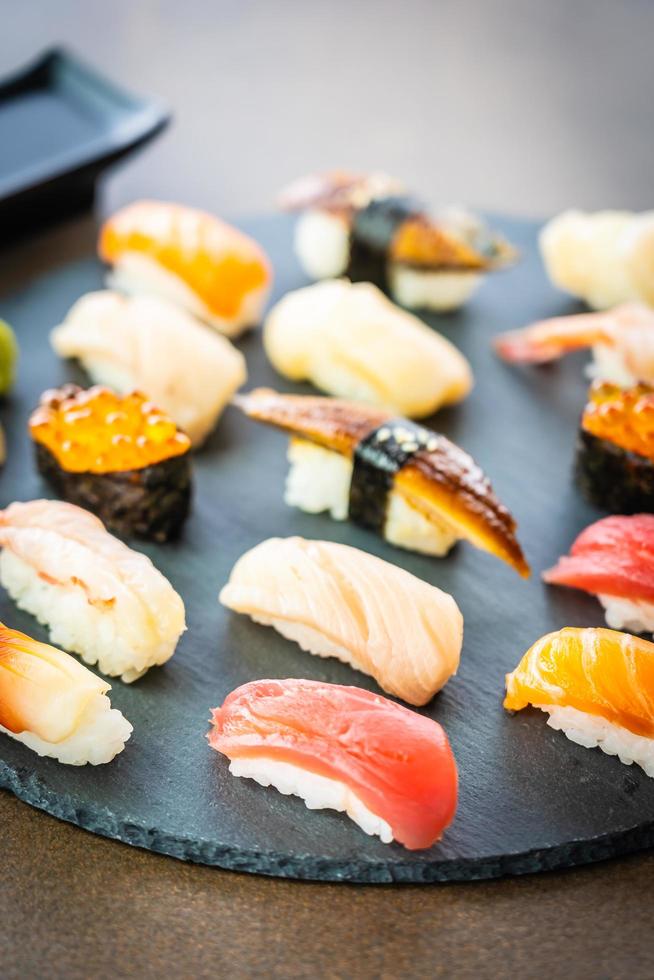 sushi nigiri con salmón, atún, camarones, langostinos, anguila, concha y otros sashimi foto