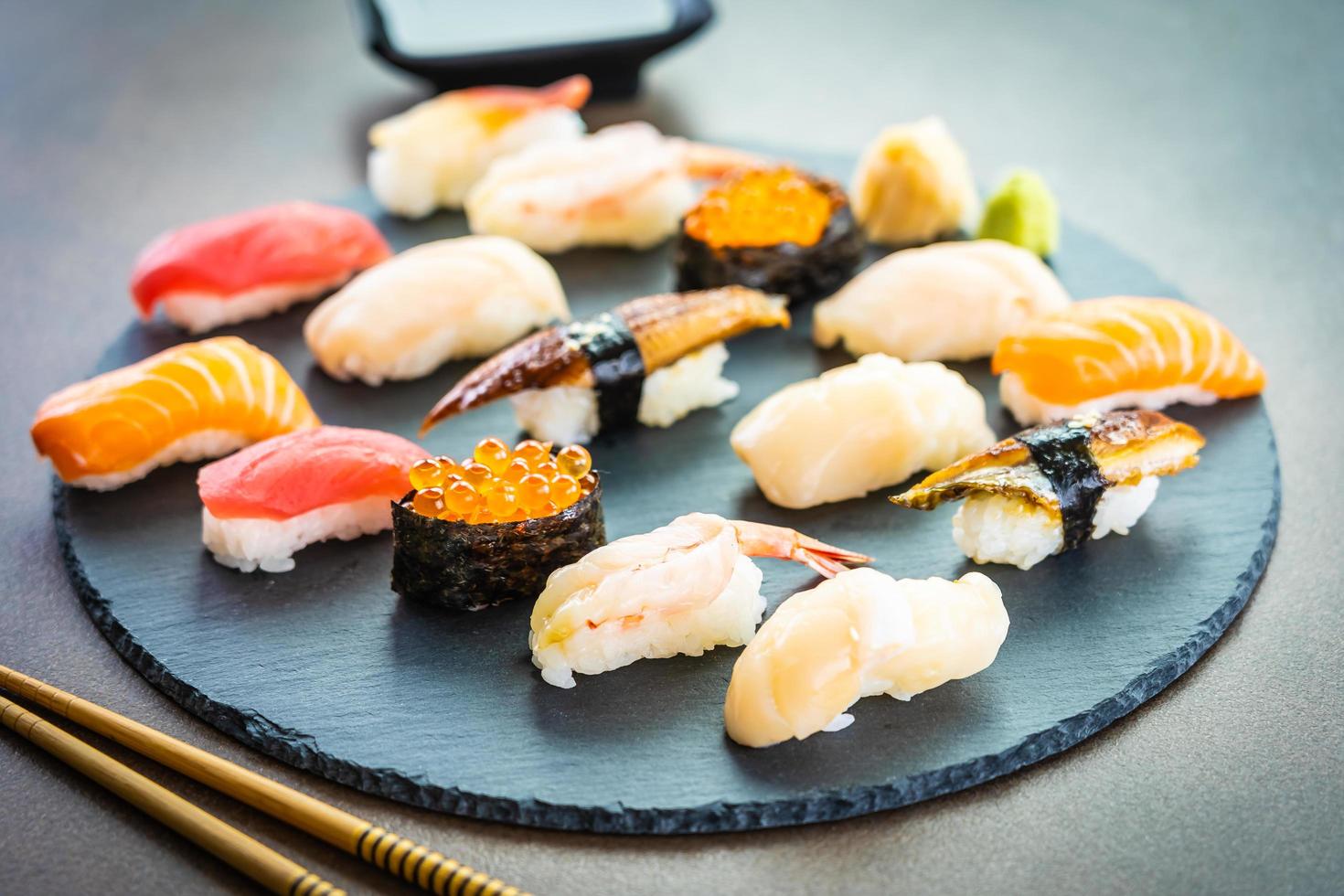 sushi nigiri con salmón, atún, camarones, langostinos, anguila, concha y otros sashimi foto