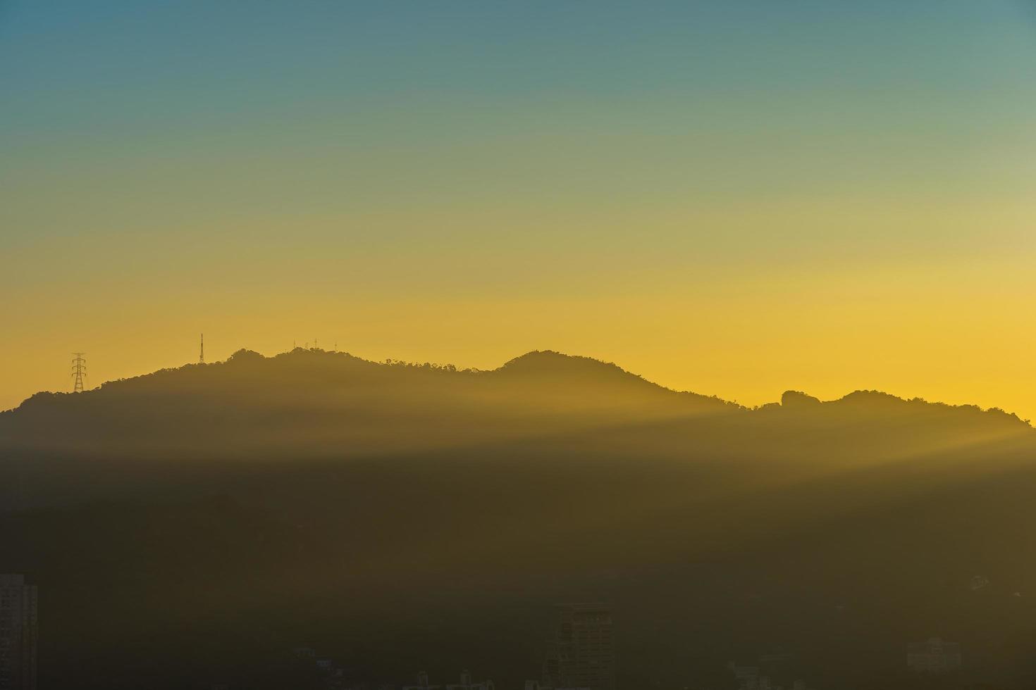 montañas alrededor de la ciudad de taipei, taiwán foto