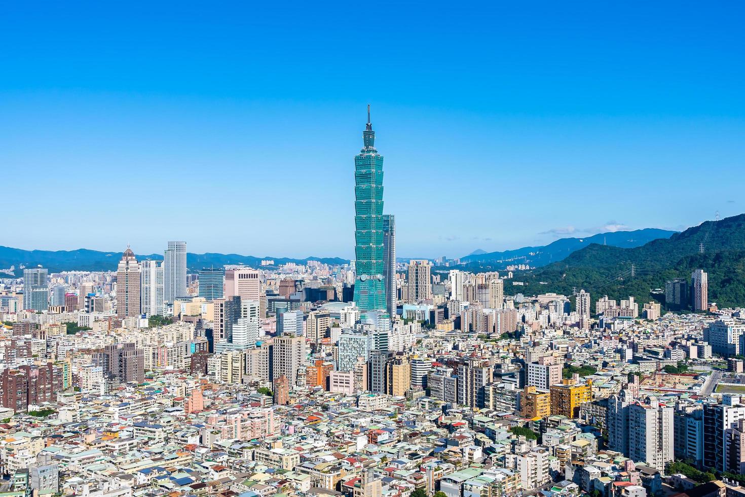 taipei 101 tower y el paisaje urbano de taipei, taiwán foto