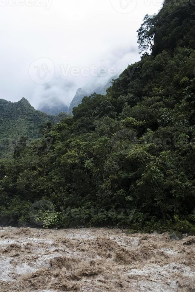 río urubamba en perú foto