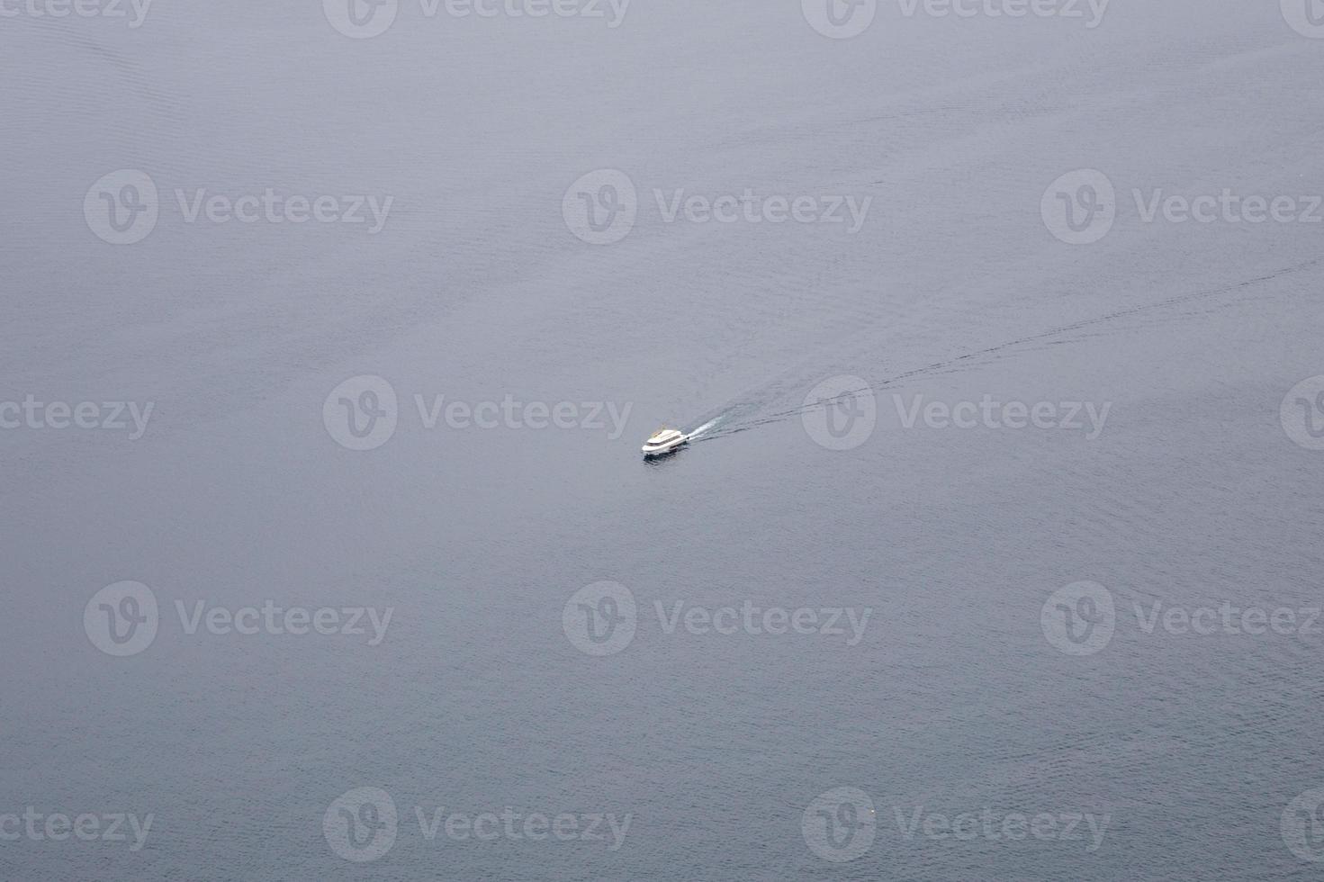 Barco único en la superficie de aguas tranquilas foto