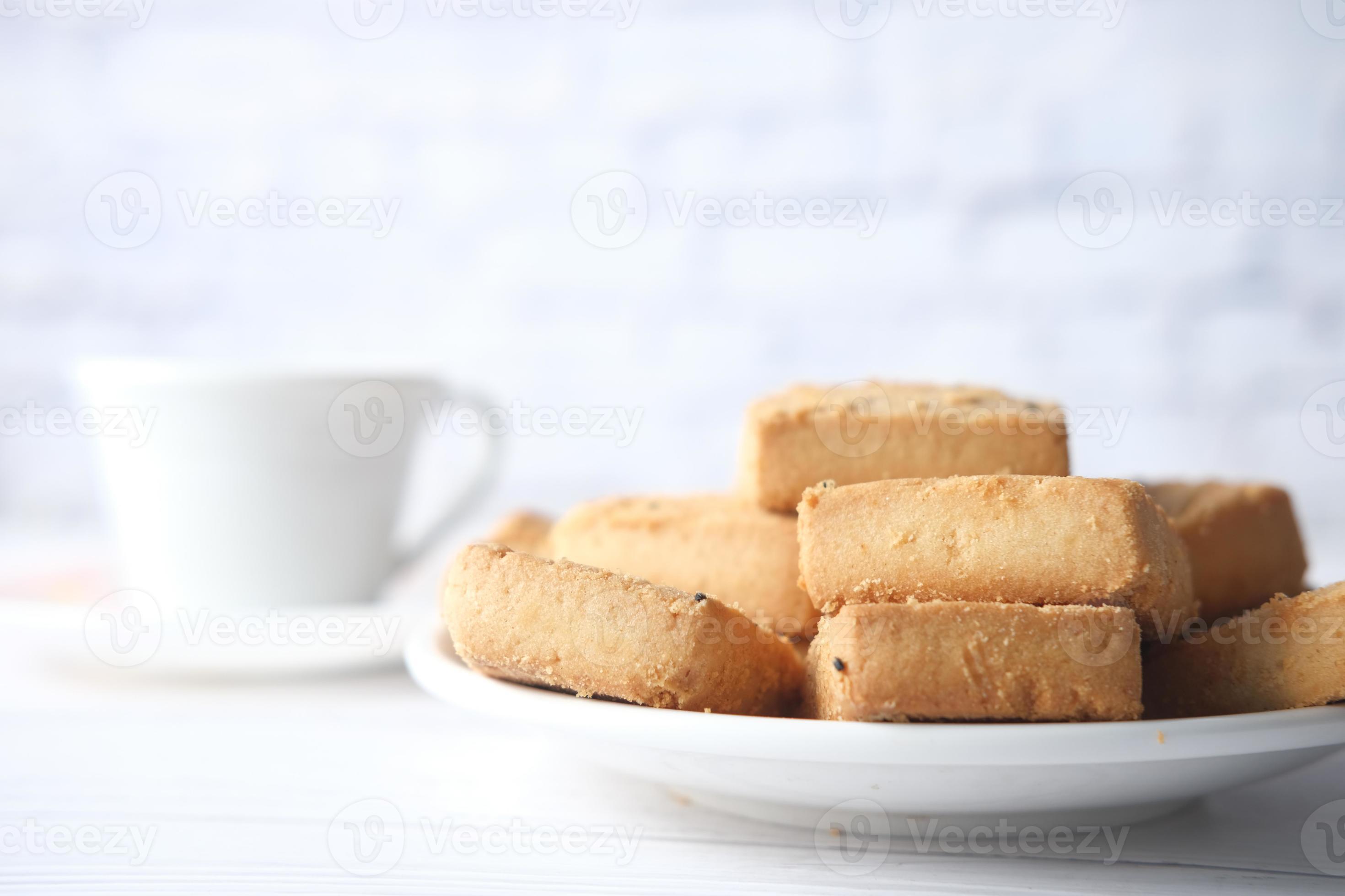 galletas dulces en mesa de madera foto
