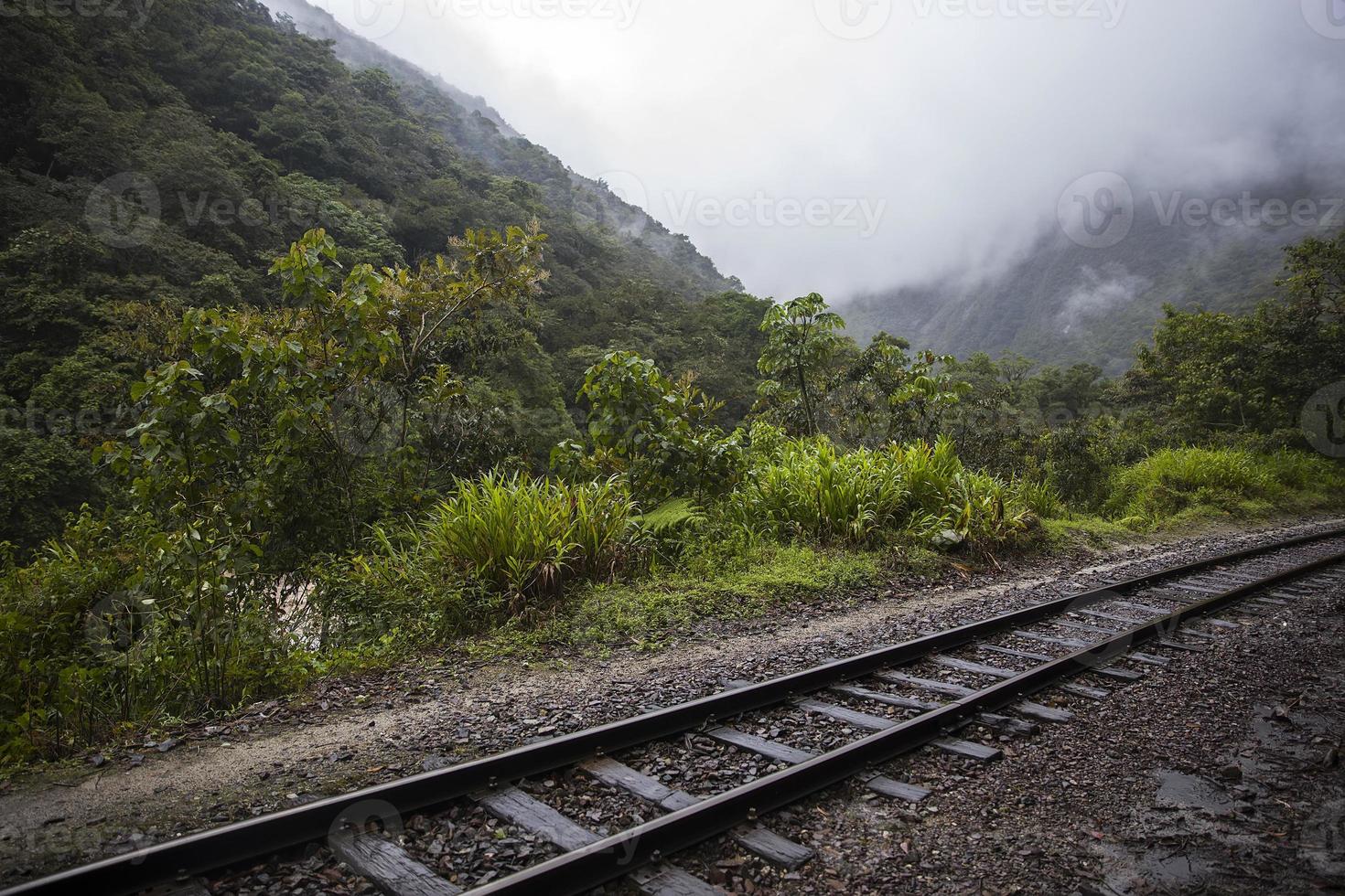 ferrocarril en aguas calientes en perú foto