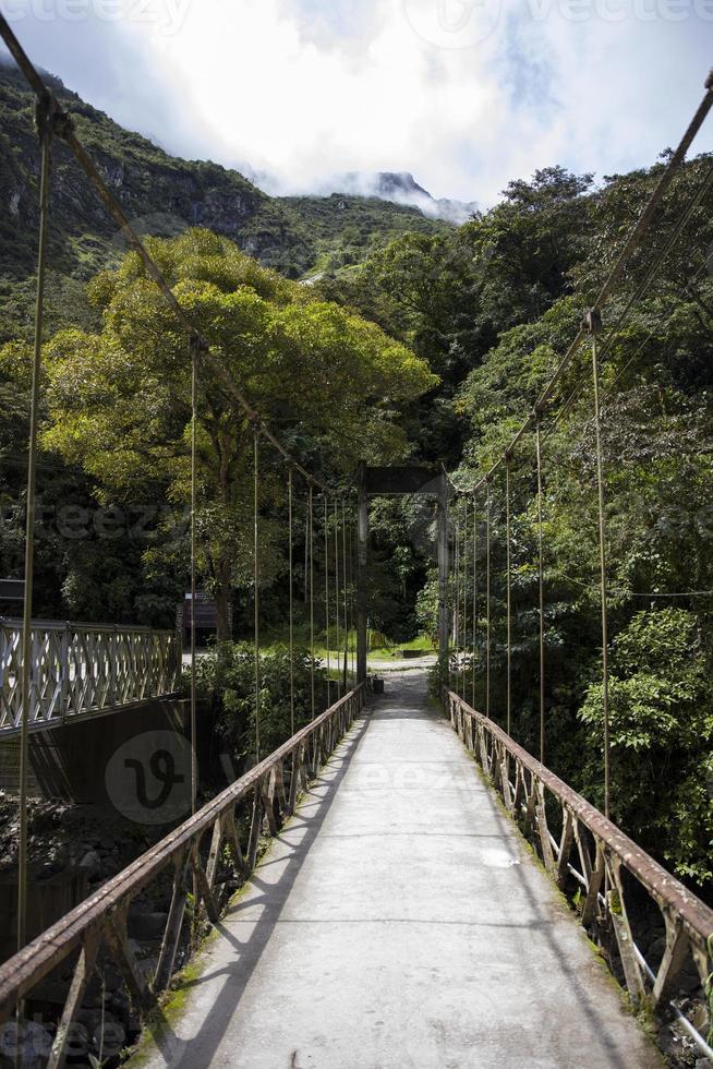 Primer plano del puente sobre el río Urubamba en Perú foto