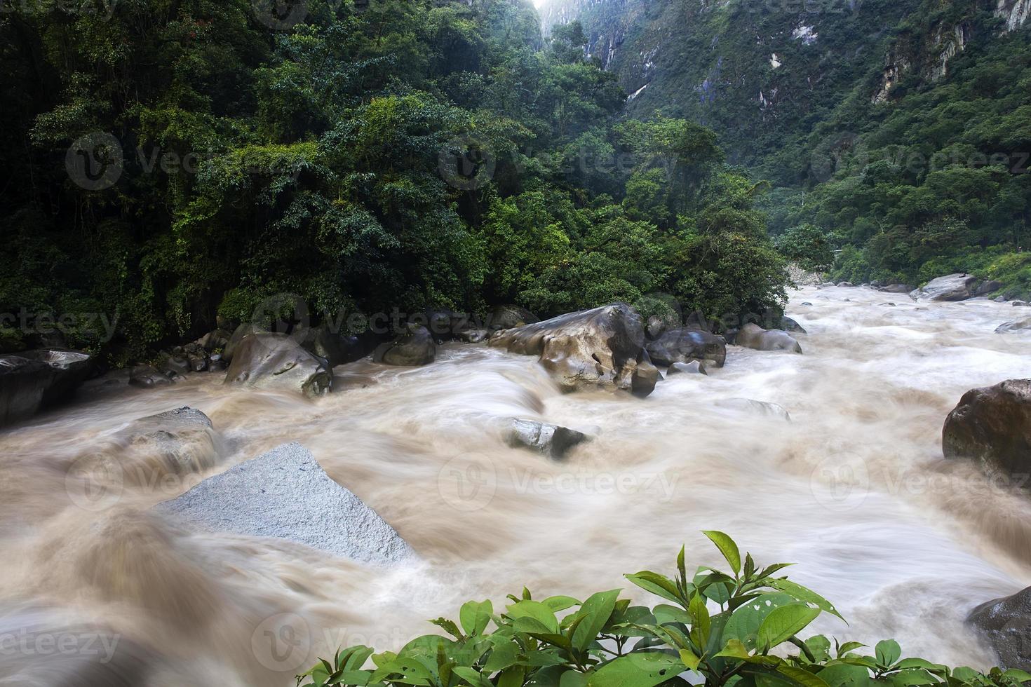 río urubamba en perú foto