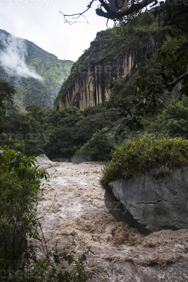 río urubamba en perú foto