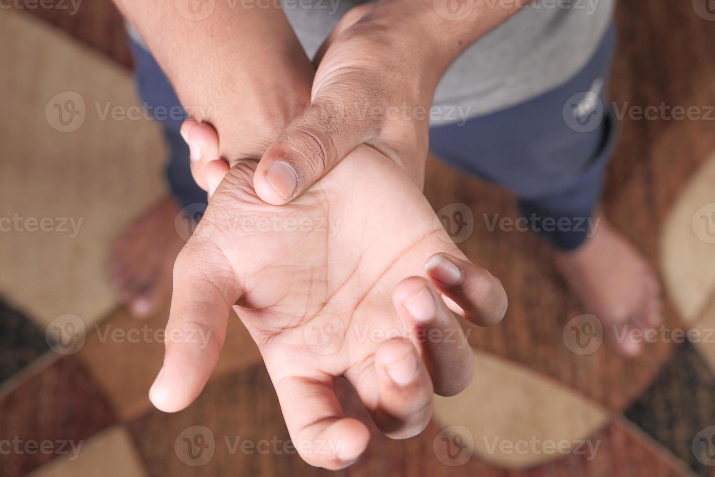 hombre que sufre dolor en la mano de cerca foto