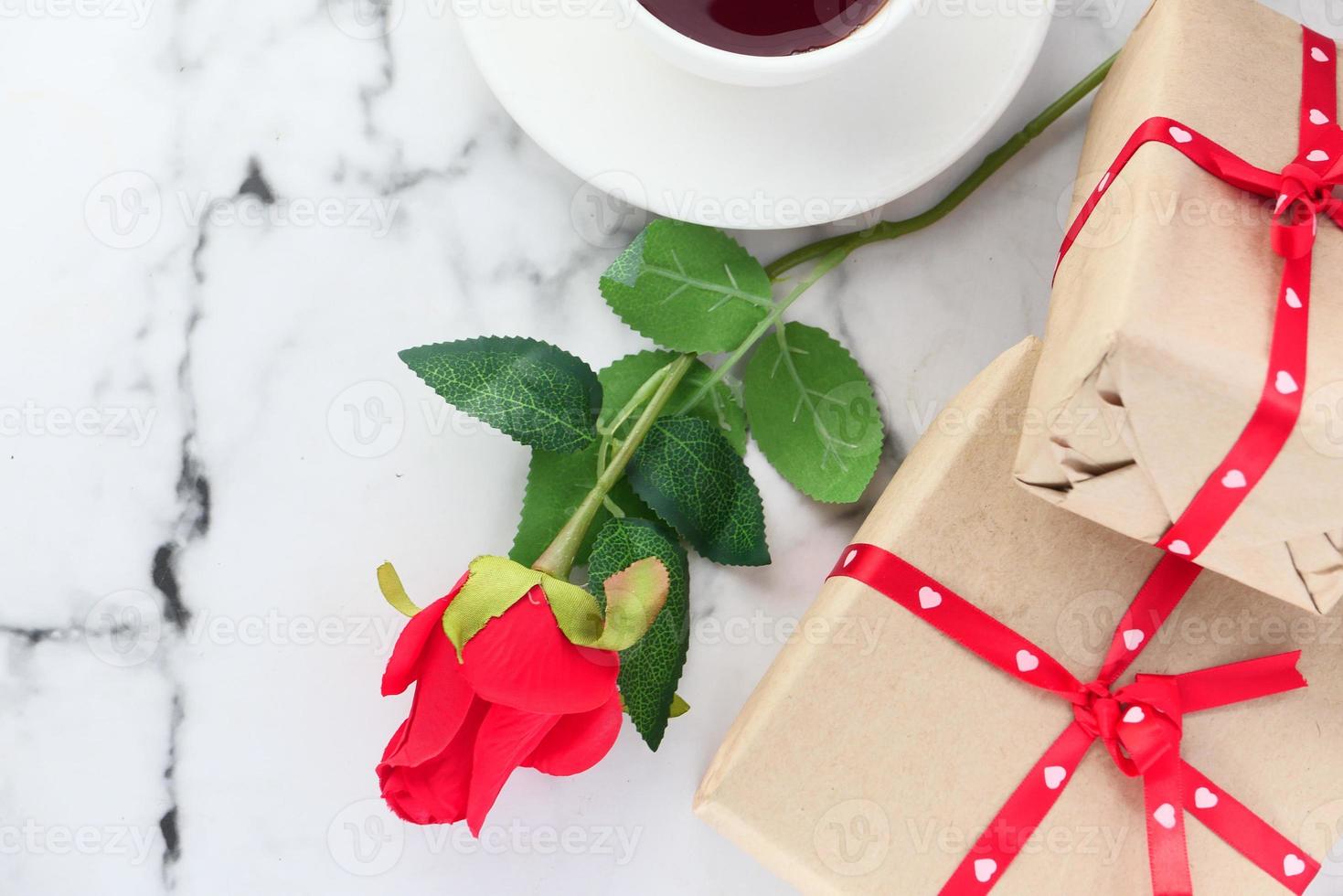 caja de regalo rosa y san valentín foto