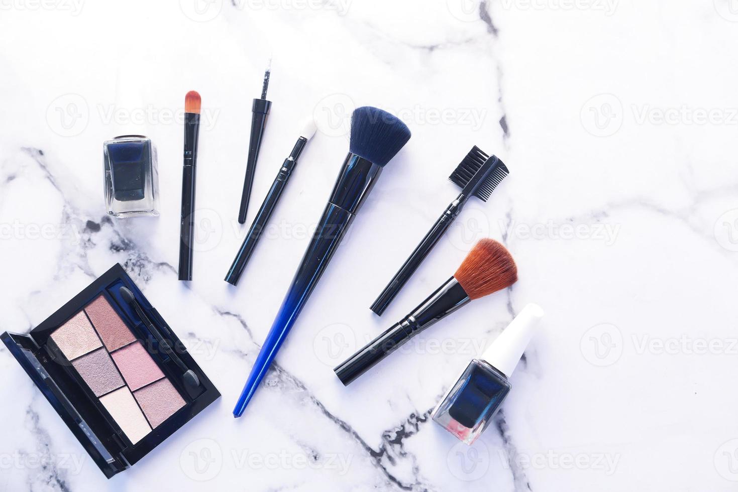 vista superior de cepillos y productos cosméticos foto