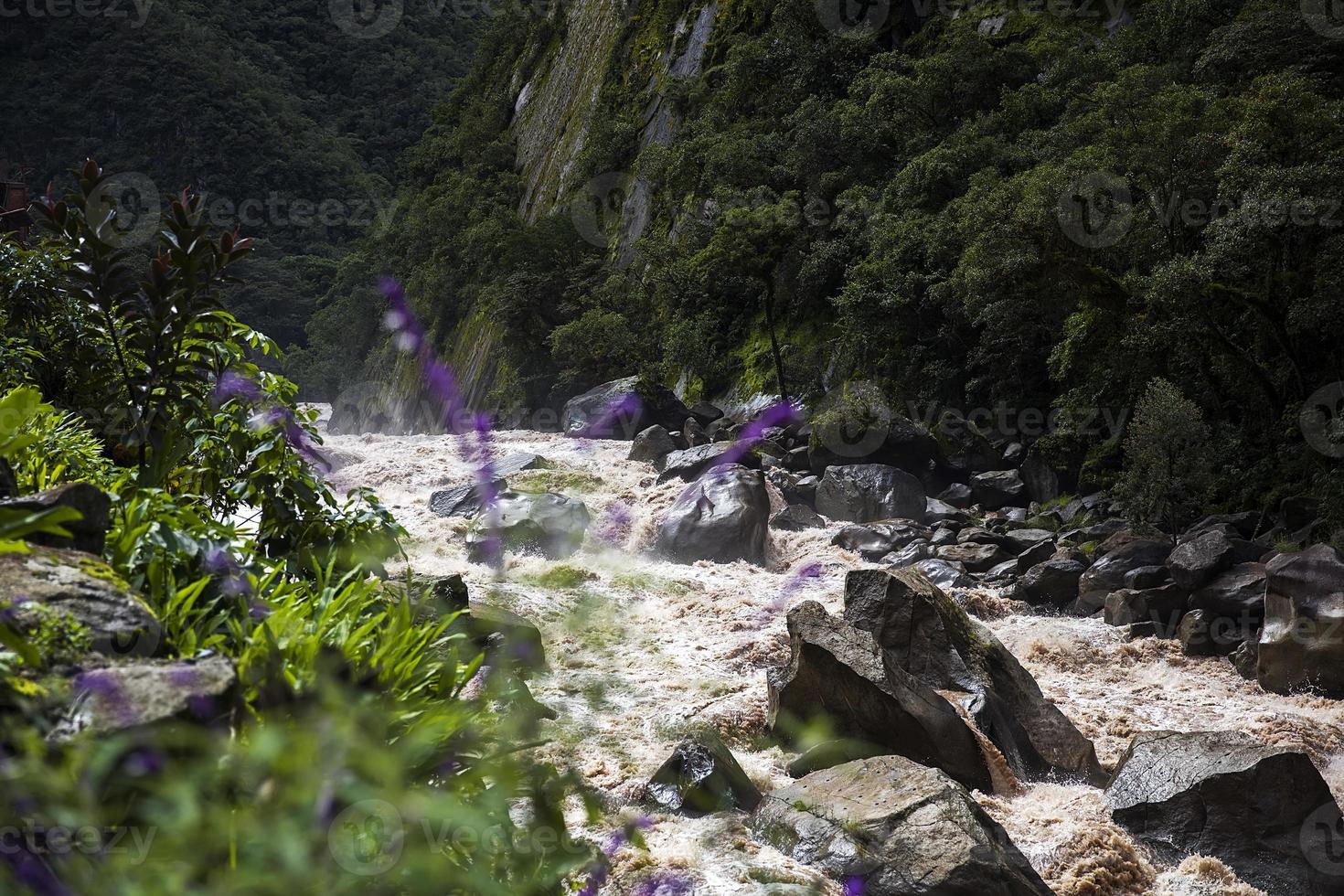 río urubamba en perú foto