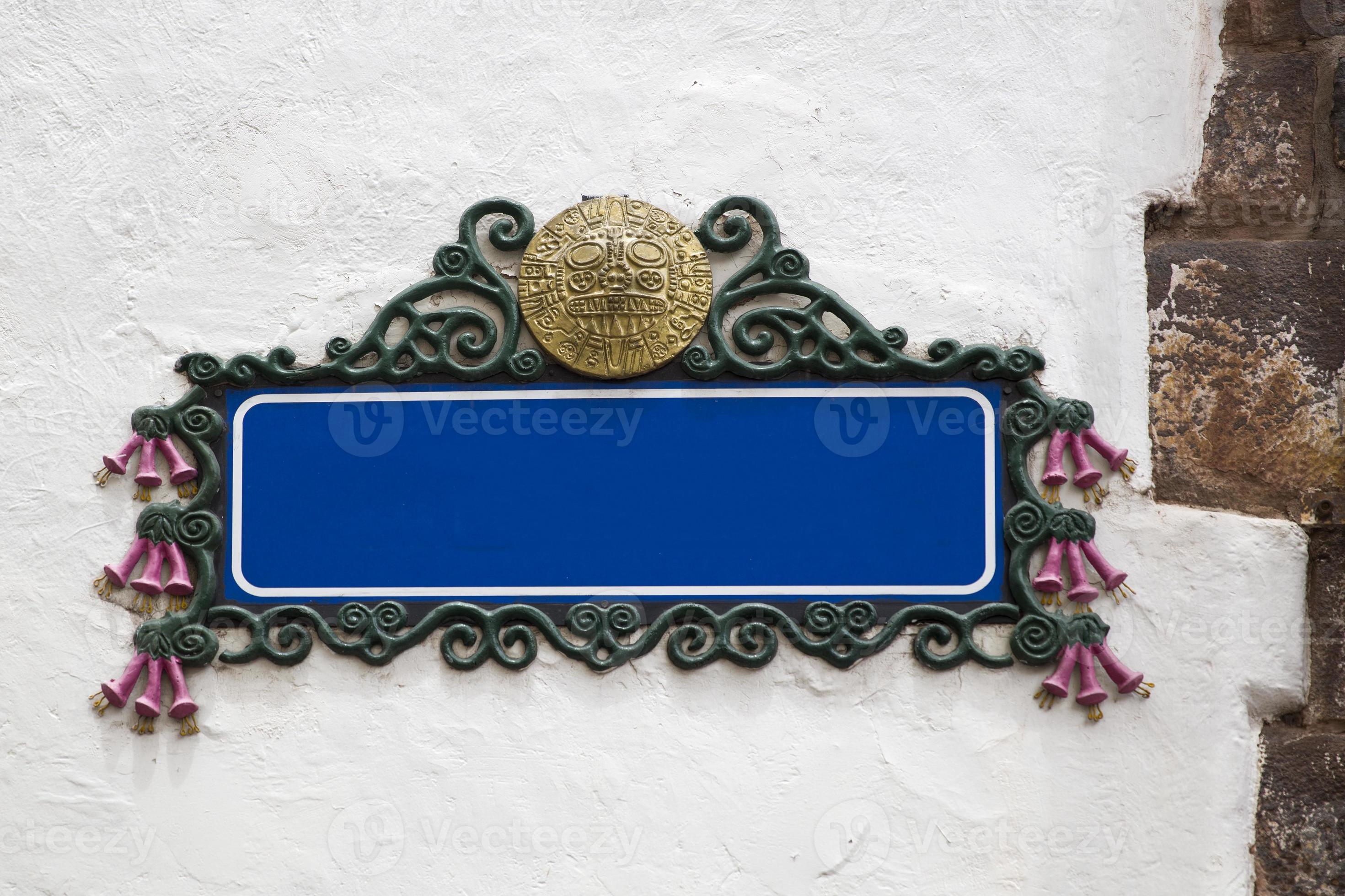 Letrero azul vacío en blanco en una pared enlucida foto