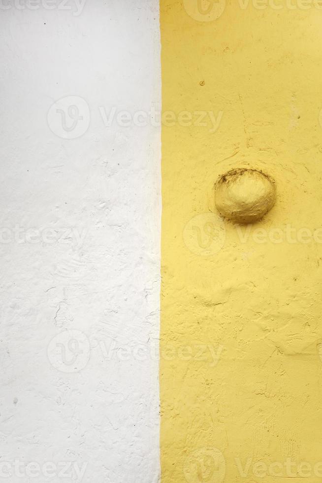 muro de hormigón de dos tonos amarillo y blanco foto