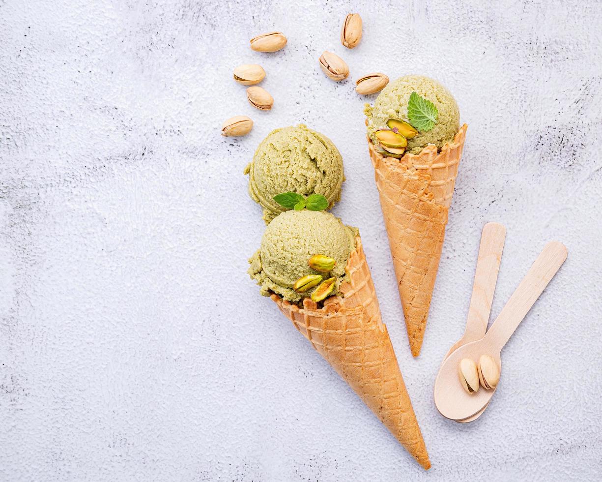 helado de pistacho en conos foto