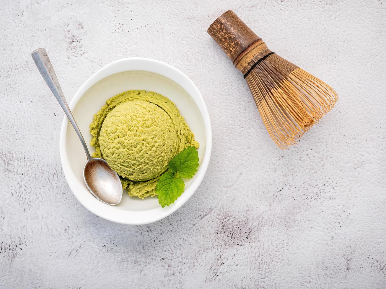 helado de té verde en un bol foto